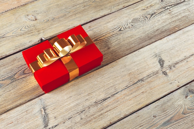 Подарочная коробка на деревянном фоне