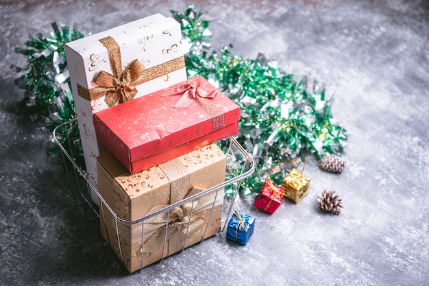 Подарочные коробки и рождественские украшения на сером фоне гранж