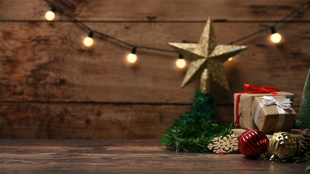 Scatole regalo e decorazioni di ornamenti di natale sulla tavola di legno.