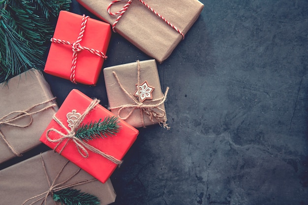 Подарочные коробки и украшения на Рождество