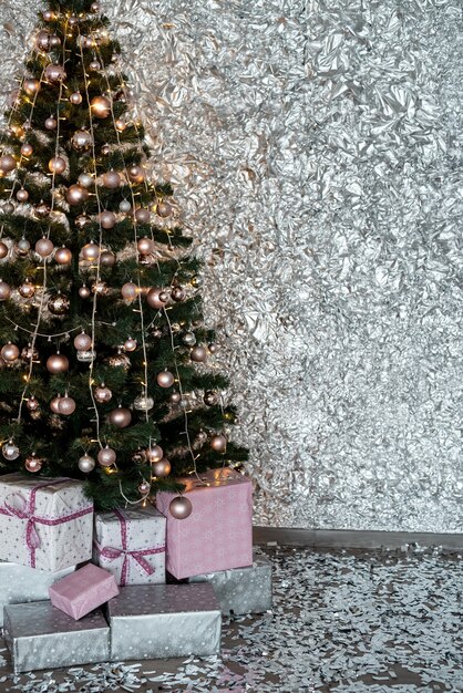 Confezioni regalo sotto l'abete per natale o capodanno