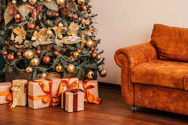 선물 상자와 황금 크리스마스 트리 포장 선물 및 장식은 휴가용 가정 장식으로 컨트리 스타일로 꾸며져 있습니다.