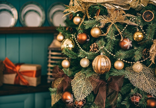 선물 상자와 황금 크리스마스 트리, 포장 된 선물 및 홀리데이 홈 장식으로 컨트리 스타일의 장식