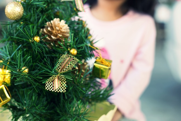 メリークリスマスと新年会のギフトボックスと装飾品