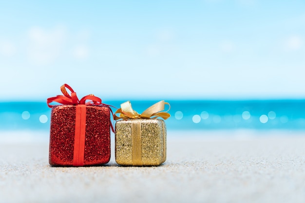 모래 해변에 선물 상자입니다. 여름 바다와 뜨거운 투어 또는 휴가 휴가 개념.