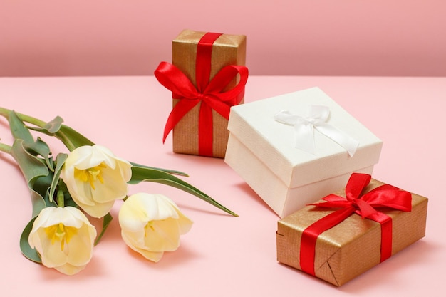 Подарочные коробки с цветами тюльпанов на розовом фоне