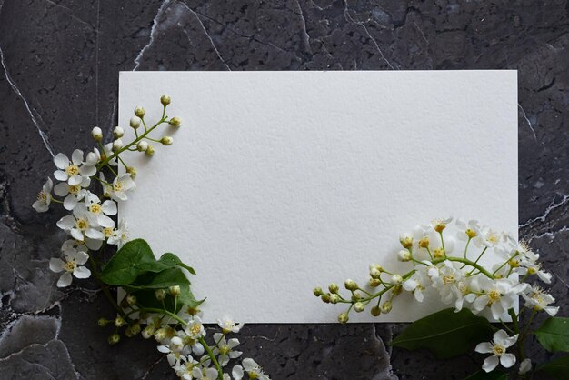 Foto carta regalo con fiori su uno sfondo scuro