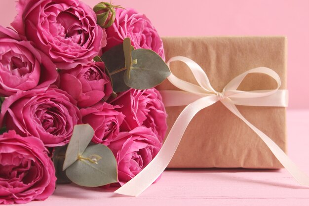 컬러 배경에 선물과 꽃입니다. 휴일, 선물, 축하합니다. 발렌타인 데이, 어머니의 날, 세계 여성의 날. 고품질 사진