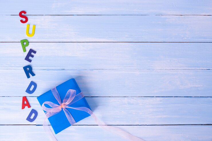 Gift op pastel blauwe houten achtergrond met tekst