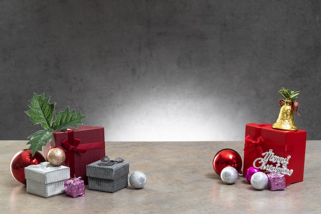 크리스마스 생일 특별 행사에 대 한 흰색 배경에 색 리본 선물 선물 상자