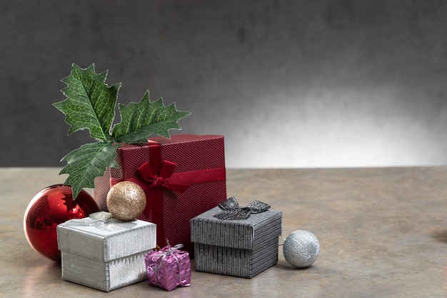 クリスマスの誕生日特別なoccassionのための白い背景に色のリボンとギフトのプレゼントボックス
