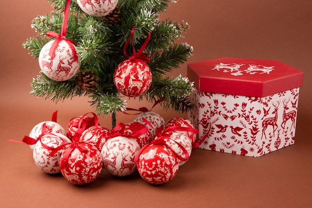 Foto set regalo di palle di natale di capodanno giocattoli per l'albero di natale.