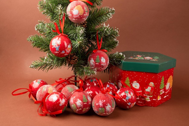写真 クリスマス ツリーの新年のクリスマス ボールのおもちゃのギフト セット。