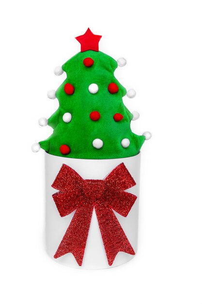 Подарочная белая коробка с красным бантом и мягкая игрушка Рождественская елка на белом фоне. Изолированный