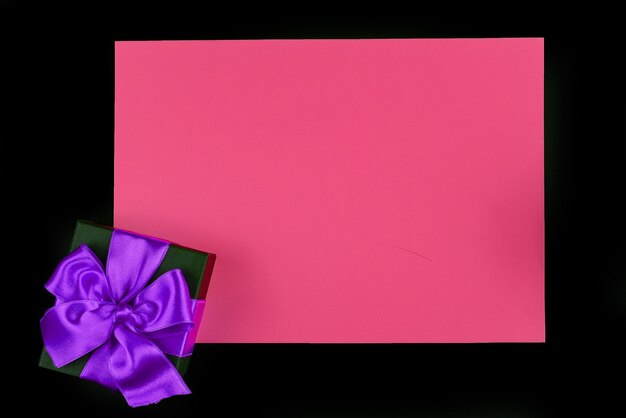 подарок с лентой на ярком цветном фоне с местом для текста