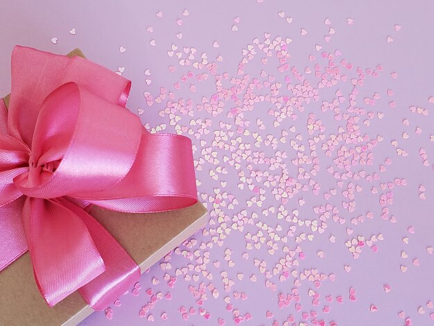 2月14日3月8日の女性への贈り物コピースペースはピンクの美しさの背景の心が大好き
