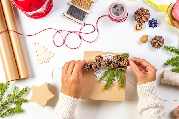 写真 ギフト包装。クリスマスの贈り物を梱包する女性の手