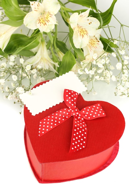 Подарочная коробка и цветы изолированные