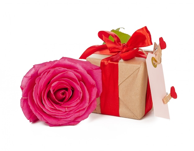 Подарочная коробка и роза изолированные