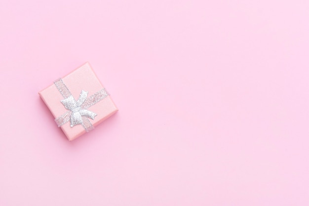 Foto giftdoos op roze. valentijnsdag.