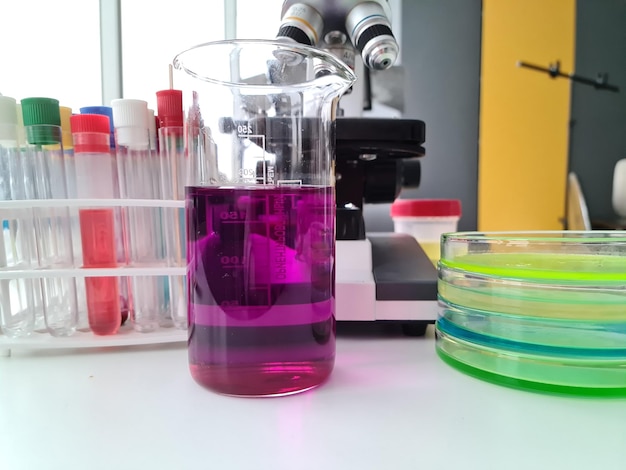 Giftige giftige vloeistof van paarse kleur en chemisch laboratorium