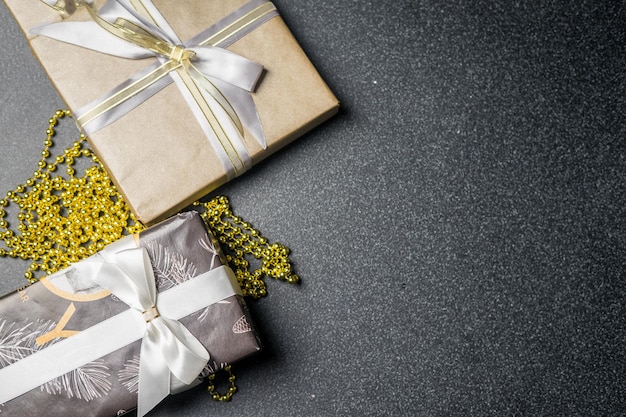 Подарки на черном фоне. Маленькие подарки в полосатой черно-белой обертке Рождественские распродажи по магазинам. Черная пятница и киберпонедельник. Фото высокого качества