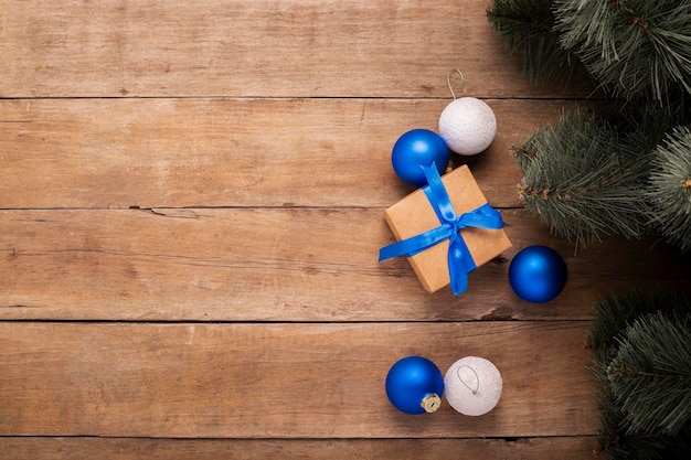 Regali decorazioni natalizie e un albero di natale su uno sfondo di legno banner vista dall'alto piatta