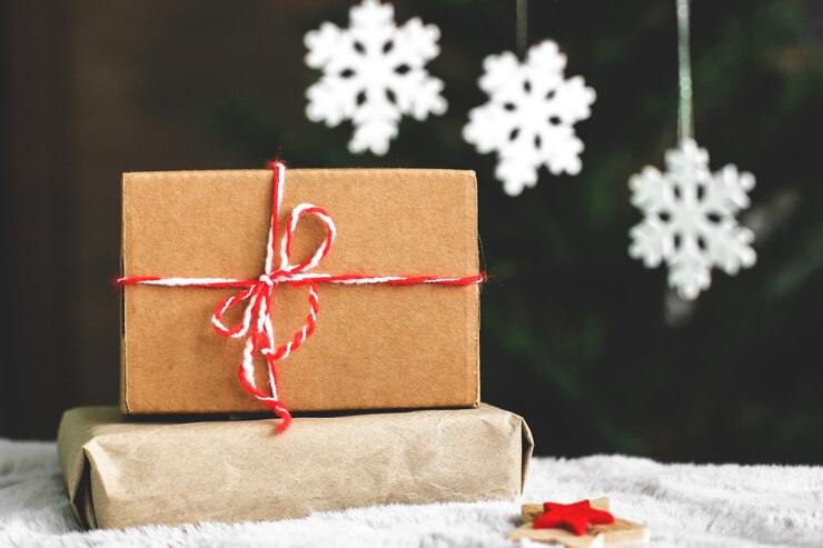 クラフト紙のギフト。クリスマスプレゼント。冬の作文。白い雪。ギフトのクローズアップ