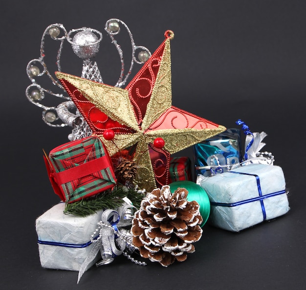 贈り物と装飾は、クリスマスの日に黒の背景。