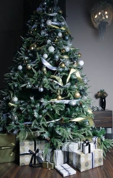 美しいクリスマスツリーの下のギフトとプレゼント