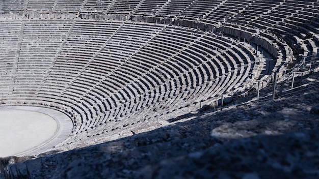 Gigantisch oud Grieks theater in Epidaurus uitzicht vanaf de bovenste verdieping, Griekenland