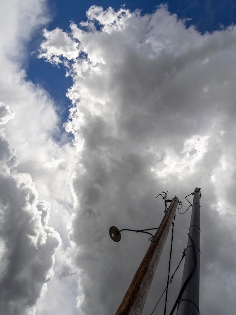 Gigantische cumuluswolken voor naderende zomerstorm in een dorp op het griekse eiland in griekenland