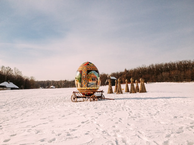 gigantische decoratieve eieren met ornament op een slee in de sneeuw