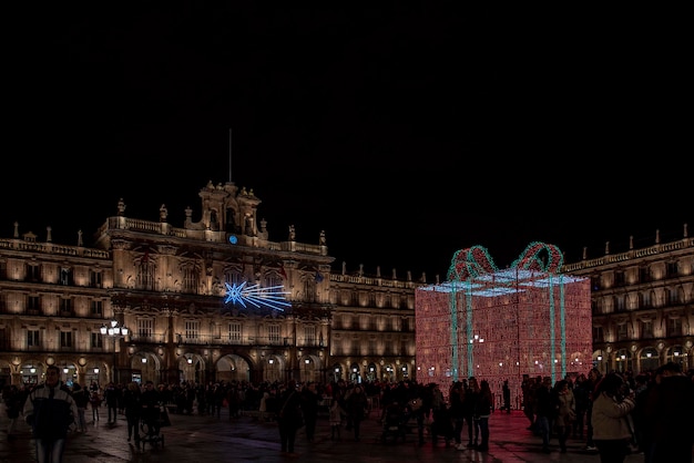 Gigantische geschenkdoos met lichtjes die het centrale plein van Salamanca . versieren