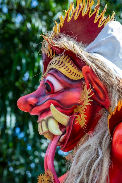 Gigantische handgemaakte structuur, Ogoh-ogoh-standbeeld gebouwd voor de Ngrupuk-parade, die plaatsvindt op de dag van Nyepi in Ubud, het eiland Bali, Indonesië. Een hindoeïstische feestdag gemarkeerd door een dag van stilte
