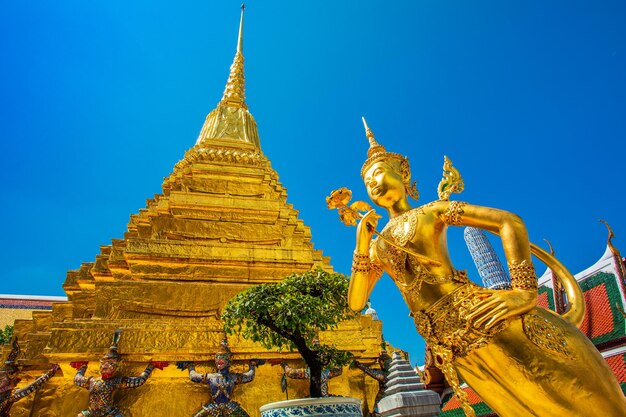 Gigantische standbeelden dragen pagode thailand