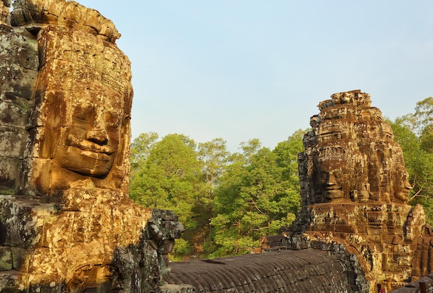 Gigantische stenen gezichten bij de Bayon-tempel in Cambodja