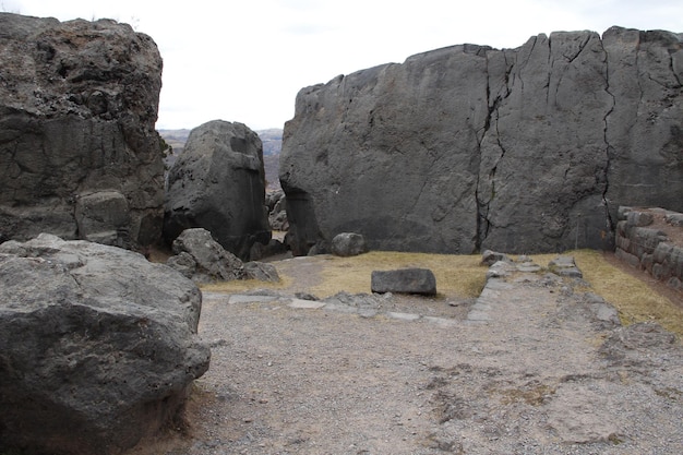 Gigantische stenen in de heilige vallei in sacsayhuaman peru