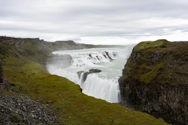 Gigantische waterval in de IJslandse valleien