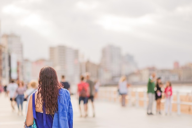 Gijon asturias strand onherkenbaar latijns vrouwelijk welzijn geestelijke gezondheid kalmerende vakantie