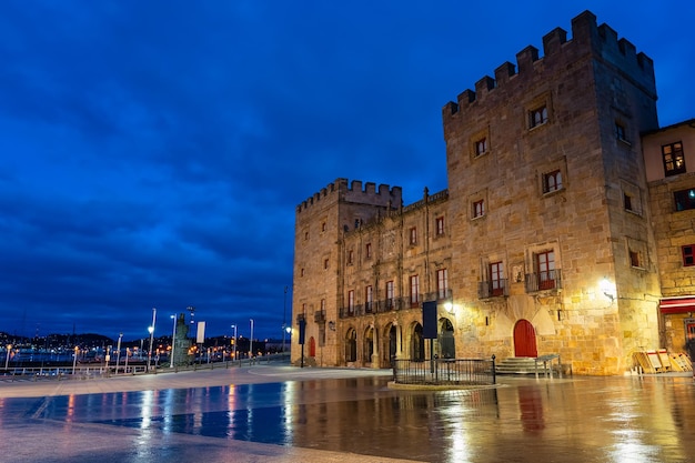 Gijon promenade met oude gebouwen type middeleeuwse paleizen aan zee 's nachts Asturias Spanje