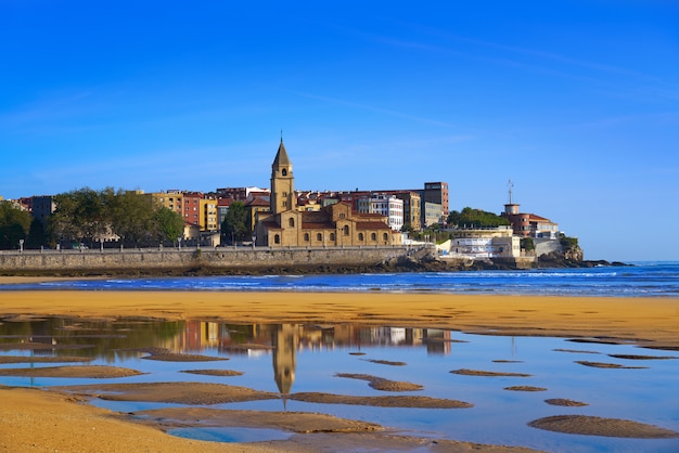 Gijon strand San Lorenzo San Pedro kerk Asturië