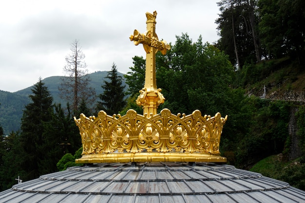 Corona dorata della basilica di lourdes