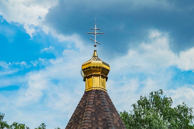 Foto cupola dorata con una croce della chiesa ortodossa