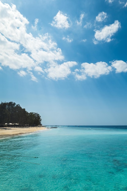 Gili eiland gili meno prachtig tropisch strandlandschap door drone in lombok bali indonesië