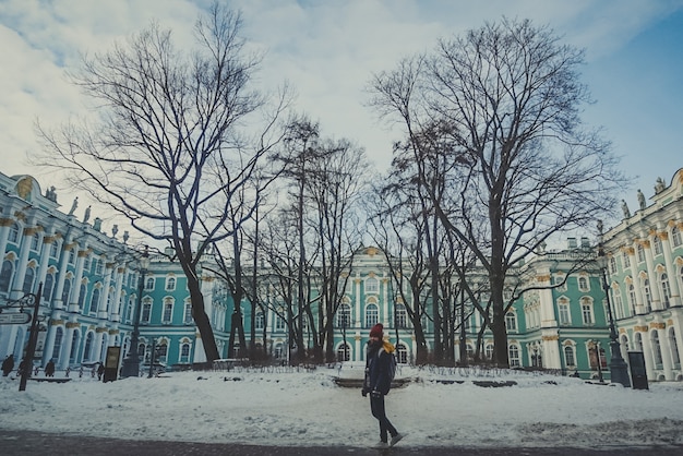 Gilr bij het Saint Petersburg Palace Russia blue