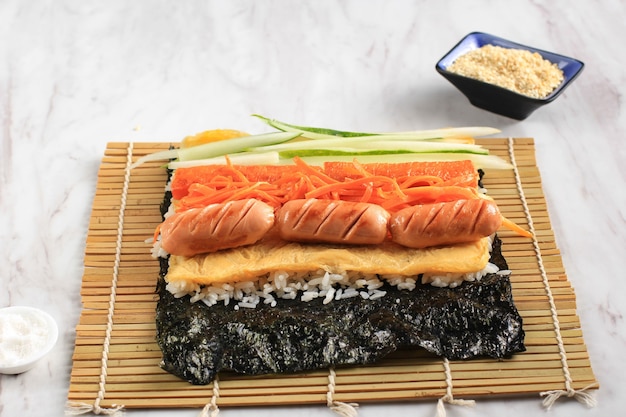 Gimbap is een Koreaans gerecht gemaakt van gestoomde witte rijst en verschillende andere ingrediënten, gerold in gim. Gimbab maken