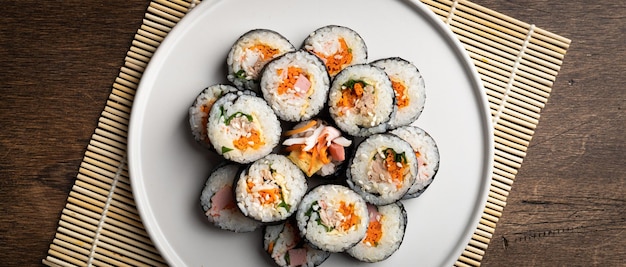 Gimbap Koreaanse traditionele schotel bovenaanzicht