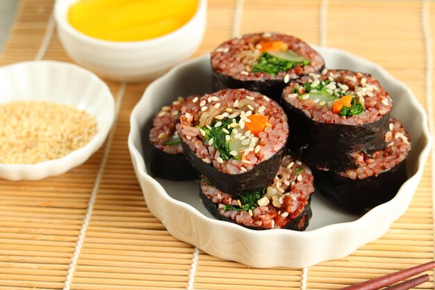 Gimbap of kimbap is een Koreaans gerecht gemaakt van gestoomde witte rijst en verschillende andere ingrediënten