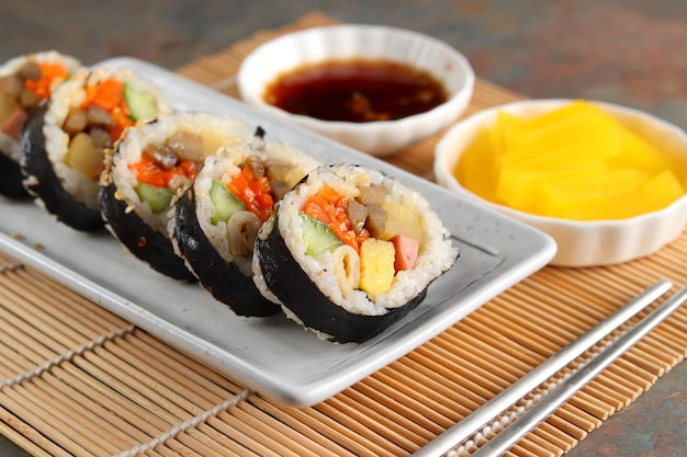 Gimbap of kimbap is een Koreaans gerecht gemaakt van gestoomde witte rijst